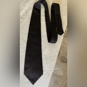 Elegant Vintage Silk Black and Red Patterned Tie